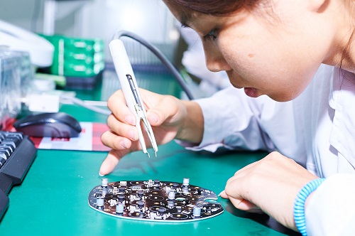 了解手工制作印制电路板的方法